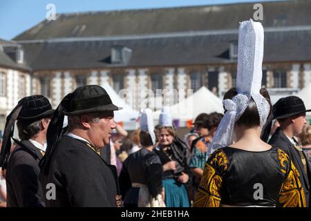 Morlaix, France - juillet 18 2021 : danseurs bretons en costume traditionnel et coiffures. Banque D'Images