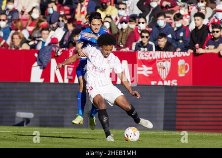 Enes Unal de Getafe et Jules Kounde de de Séville lors du championnat d'Espagne la Liga football match entre Sevilla FC et Getafe CF le 9 janvier 2022 au stade Ramon Sanchez-Pizjuan à Séville, Espagne - photo: Joaquin Corchero/DPPI/LiveMedia Banque D'Images