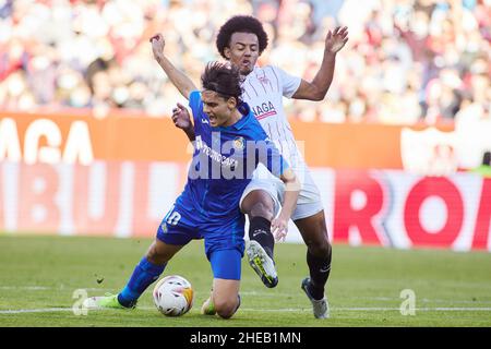 Enes Unal de Getafe et Jules Kounde de de Séville lors du championnat d'Espagne la Liga football match entre Sevilla FC et Getafe CF le 9 janvier 2022 au stade Ramon Sanchez-Pizjuan à Séville, Espagne - photo: Joaquin Corchero/DPPI/LiveMedia Banque D'Images