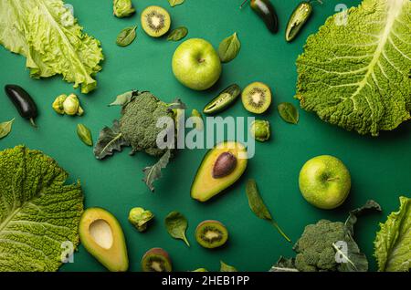 Mise en page créative concept alimentaire fait de fruits et légumes verts sur fond vert Banque D'Images