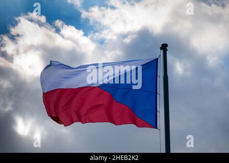 Drapeau tchèque à Prague sur Vitkov, dans un ciel nuageux. Banque D'Images