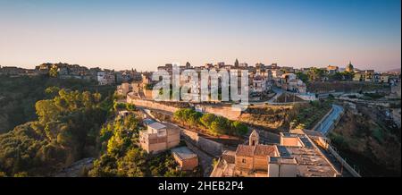 Vue fantastique de Mazzarino au lever du soleil, Caltanissetta, Sicile, Italie, Europe Banque D'Images