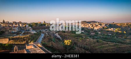 Vue fantastique de Mazzarino au lever du soleil, Caltanissetta, Sicile, Italie, Europe Banque D'Images