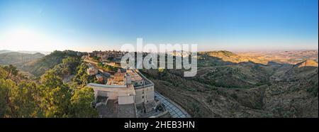 Vue fantastique de Mazzarino au lever du soleil, Caltanissetta, Sicile, Italie, Europe Banque D'Images