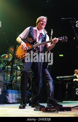 The Moody Blues, Justin Hayward (à gauche) et John Lodge (à droite) en concert au Royal Albert Hall de Londres, Royaume-Uni.29th avril 2000. Banque D'Images