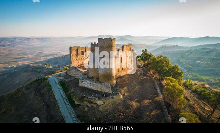 Vue fantastique sur le château médiéval de Mazzarino à Sunrise, Caltanissetta, Sicile, Italie, Europe Banque D'Images