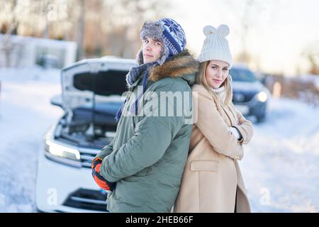 Couple ayant un problème avec la voiture pendant le voyage d'hiver Banque D'Images