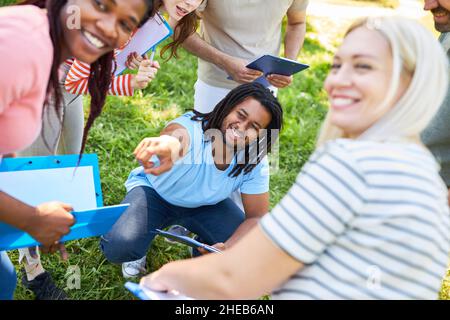L'homme pointe avec sa main dans une direction comme une orientation dans un jeu tout-terrain dans la nature Banque D'Images