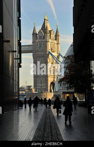 Tower Bridge un matin ensoleillé vu de plus London Riverside, London Bridge City développement, près de Tooley Street Banque D'Images