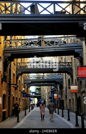 Passerelles aériennes entre les entrepôts victoriens convertis dans l'historique Shad Thames de Londres Banque D'Images