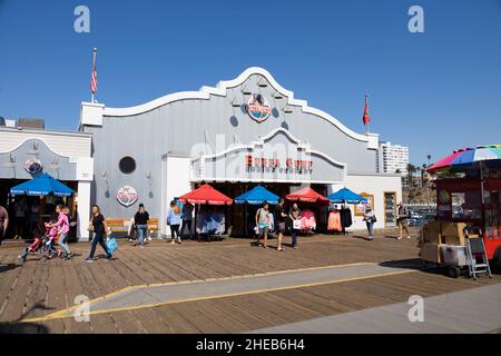 Bubba Gump Shrimp Company Store sur Santa Monica Pier, Californie, États-Unis d'Amérique.ÉTATS-UNIS.Avec les touristes. Banque D'Images