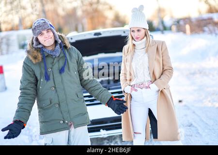 Couple ayant un problème avec la voiture pendant le voyage d'hiver Banque D'Images
