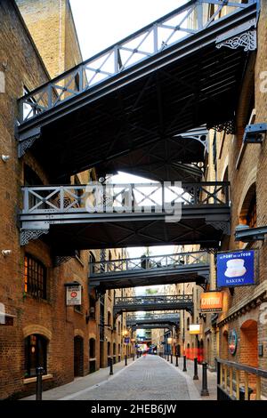 Passerelles aériennes entre les entrepôts victoriens convertis dans l'historique Shad Thames de Londres Banque D'Images