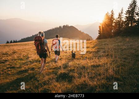 Jeune couple randonnée en montagne au coucher du soleil, Salzbourg, Autriche, Europe Banque D'Images