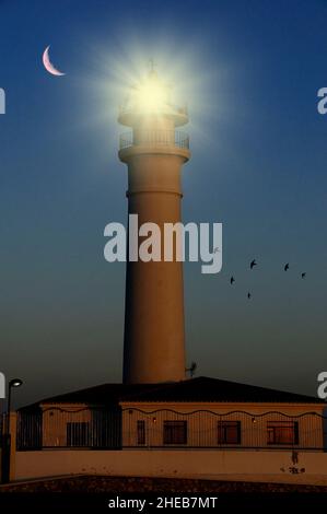 Phare sur la côte de Torrox de Malaga, Andalousie. Banque D'Images