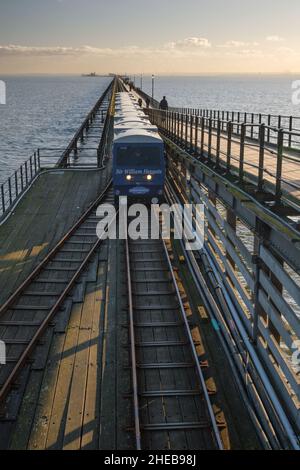 Pier train approchant de la gare de rivage. Banque D'Images