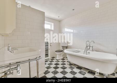 Salle de bains adorable avec plancher en damier noir et blanc Banque D'Images