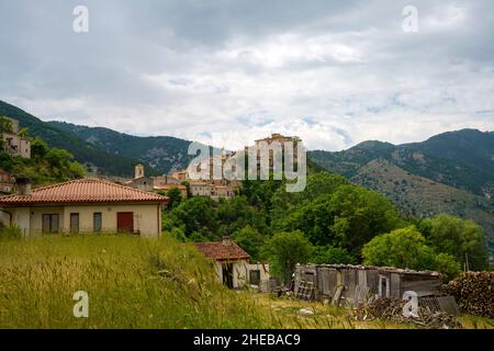 Paysage de montagne le long de la route de Gole del Sagittario, célèbre canyon des Abruzzes, Italie, province de L Aquila.Vue sur Villalago, vieux village Banque D'Images