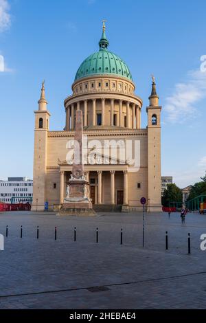 Église Saint-Nicolas (St.Nikolaikirche) dans la ville de Potsdam, en Allemagne, Église évangélique de style classique du 19th siècle vu de la vieille Mar Banque D'Images