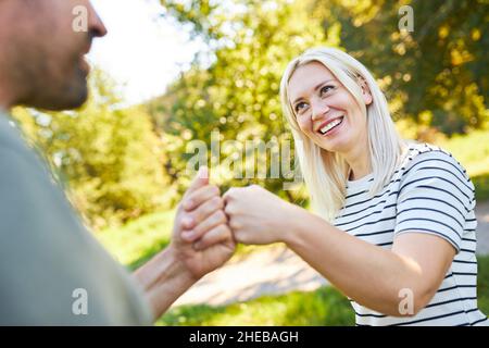 Les jeunes saluent avec Fist Bump le partenariat et la coopération Banque D'Images