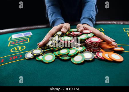 Joueur de poker va tout en poussant ses jetons vers l'avant Banque D'Images