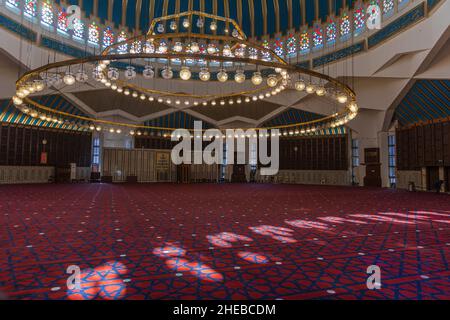 AMMAN, JORDANIE - 27 SEPTEMBRE 2021 : à l'intérieur de la salle de prière de la mosquée du roi Abdallah I, au centre d'Amman, en Jordanie Banque D'Images