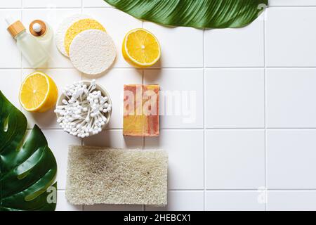 Accessoires de bain ECO.Brosses naturelles, savon, éponges et produits de soins organiques pour la peau.Fond de salle de bains blanc, espace de copie, vue sur le dessus.Aucune conce de déchets Banque D'Images