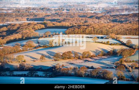 Brighton UK 6th janvier 2022 - des ombres sont jetées à travers des champs givré près de Devils Dyke juste au nord de Brighton avec quelques parties du nord prévisions pour obtenir de la neige sur un terrain plus élevé : crédit Simon Dack / Alay Live News Banque D'Images