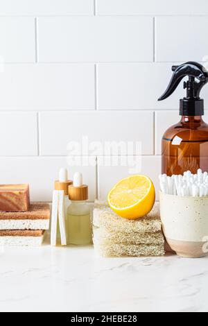 Accessoires de bain ECO.Brosses naturelles, spray de lotion, éponges de noix de coco et produits de soins organiques pour la peau.Fond de salle de bains blanc.Concept zéro déchet. Banque D'Images