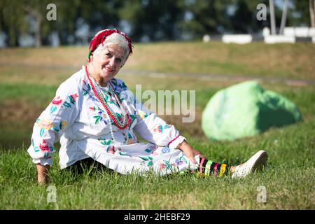 Portrait d'une femme âgée slave en robe ethnique nationale.woma ukrainien ou bélarussien Banque D'Images