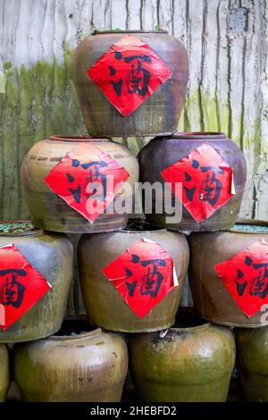 Une pile traditionnelle de pots de vin dans la campagne, traduction: Vin Banque D'Images