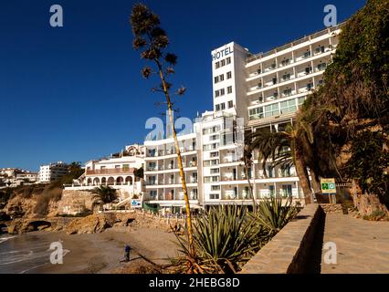 Hotel Balcón de Europa, Playa el salon plage de sable, Nerja, Andalousie, Espagne Banque D'Images