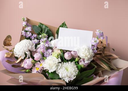 bouquet de fleurs mélangées sur fond de couleur avec carte vierge Banque D'Images