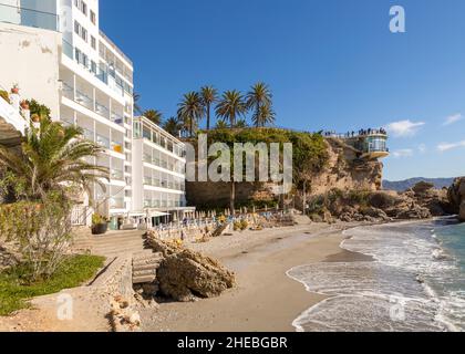 Hotel Balcón de Europa, Playa el salon plage de sable, Nerja, Andalousie, Espagne Banque D'Images