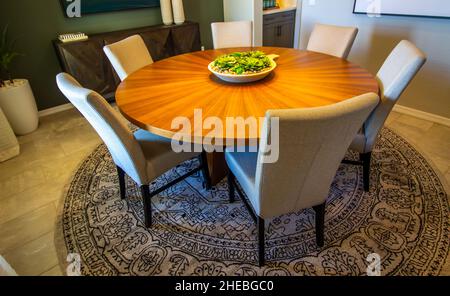 Table de salle à manger ronde en bois unique avec six chaises à dossier haut Banque D'Images