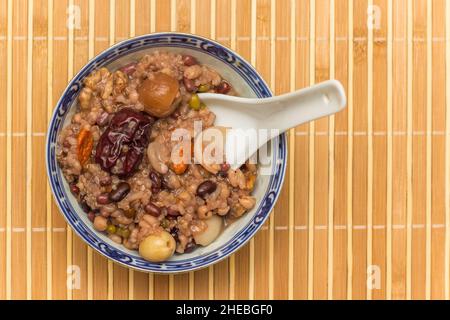 Bol de porridge chinois traditionnel laba zhou pour la célébration de nouvelle année Banque D'Images