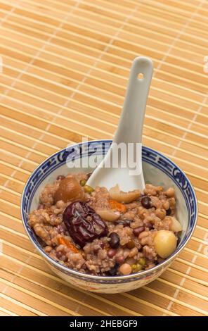 Bol de porridge chinois traditionnel laba zhou pour la célébration de nouvelle année Banque D'Images