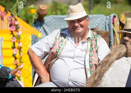 Un vieil homme biélorusse ou ukrainien portant un chapeau de paille.Village slave habitant. Banque D'Images