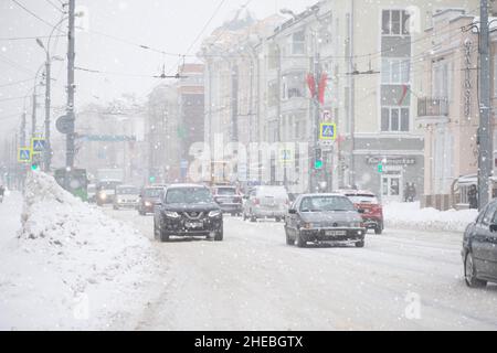 Bélarus, Gomil, 11 février 2021.Rues de la ville en hiver.Une voiture traverse la ville enneigée. Banque D'Images