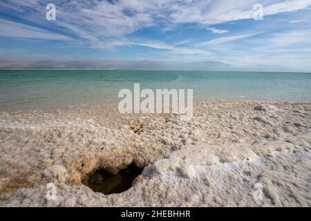 Le niveau de l'eau s'estompe et le sel se cristallise en raison de l'évaporation sur les rives de la mer Morte, en Israël Banque D'Images