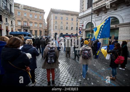 Rome, Italie.10th janvier 2022.Aujourd'hui, le peuple bosniaque vivant à Rome a organisé une manifestation appelée « Save BosnieHerzégovine » pour mettre en évidence la crise politique qui affecte actuellement la Bosnie-Herzégovine et pour protester contre le risque de division de son pays.Des manifestations similaires ont eu lieu dans d'autres capitales européennes.Crédit : LSF photo/Alamy Live News Banque D'Images