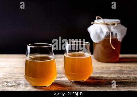 Suraliment de kombucha non alcogolique ou alcoolique, fermenté et cru. Thé glacé avec probiotique naturel sain dans le verre. Banque D'Images