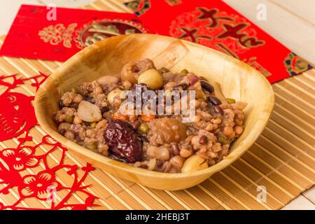 Bol en bambou de la traditionnelle chinoise laba zhou porridge et cartes de vœux pour le nouvel an chinois Banque D'Images