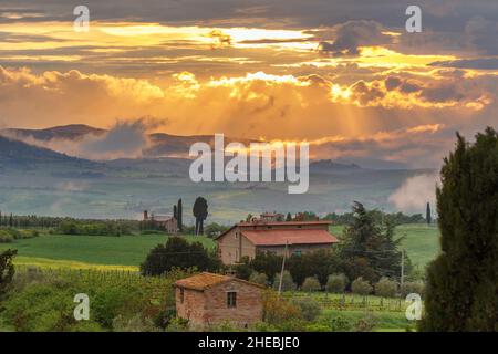Ferme avec jardin dans un paysage de coucher de soleil pittoresque Banque D'Images