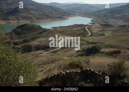 Route sinueuse près du réservoir en Andalousie, Espagne Banque D'Images