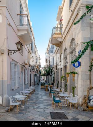 Ermoupolis, Grèce - septembre 18 2021 : cafés-terrasses dans les ruelles pavées de la capitale de Syros, une île grecque située dans la mer Égée. Banque D'Images