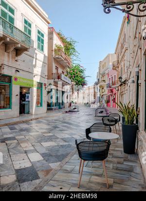 Ermoupolis, Grèce - septembre 18 2021 : cafés-terrasses dans les ruelles pavées de la capitale de Syros, une île grecque située dans la mer Égée. Banque D'Images