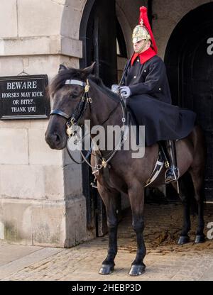 Officier de garde à bord du régiment monté de cavalerie de la maison montée (HCMR) (gardes de la vie) à l'extérieur de la parade des gardes à cheval Banque D'Images