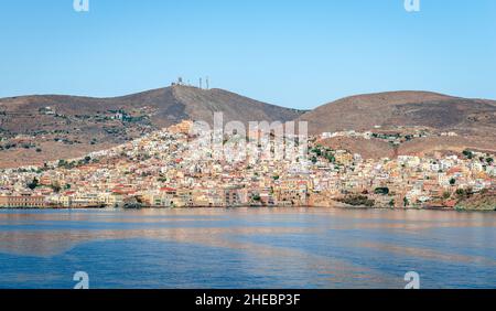 Panorama d'Ano Syros et d'Ermoupolis, à Syros, une île grecque de l'archipel des Cyclades, dans la mer Égée. Banque D'Images