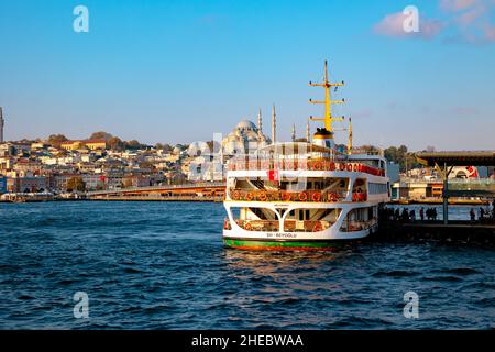 Istanbul et Ferry.Un ferry près de la jetée de Karakoy et de la mosquée de Suleymaniye le matin.Istanbul Turquie - 10.13.2021 Banque D'Images